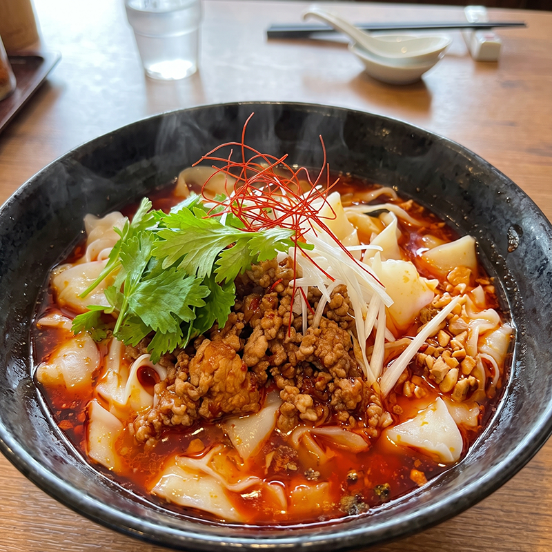 麻辣湯刀削麺 調理・盛り付け例